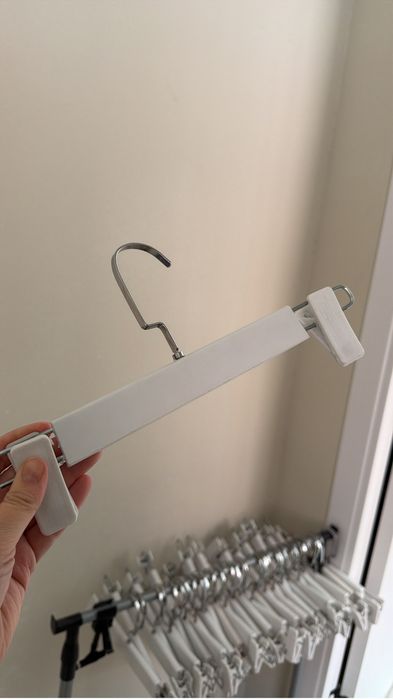 Вещалки белого цвета