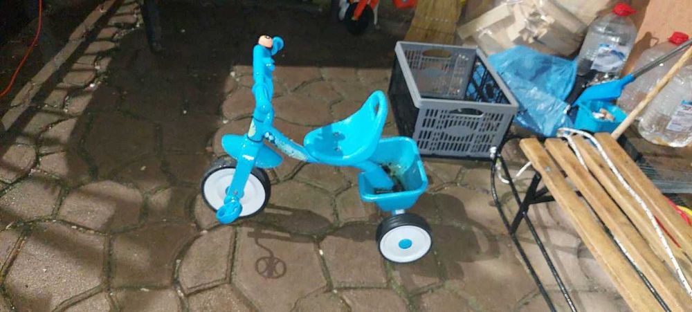 Tricicleta /  / bicicleta / bob / casuta