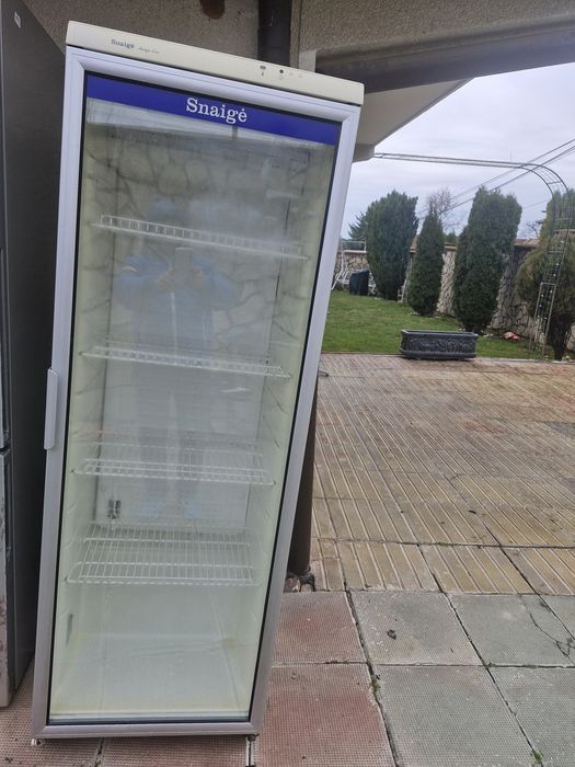 Продавам хладилна витрина Snaige много запазена