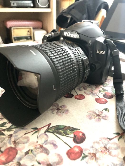 Aparat foto Nikon D3000 cu obiectiv 18-105
