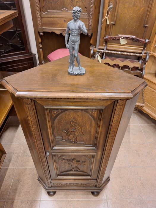 Винтидж ъглов шкаф с богата дърворезба