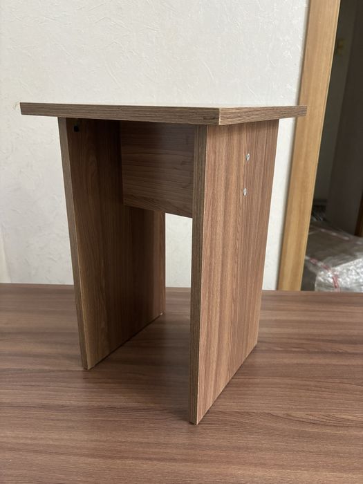 Кухонный стол + 4 табуретки в комлекте