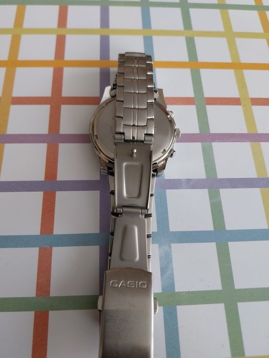 Продавам часовник CASIO MTP 4500D-1AV.