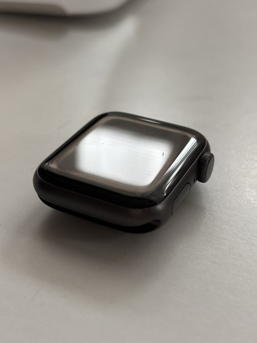 Apple Watch Series 4 - 40mm Space Gray(Aluminum) + Black Sport Band