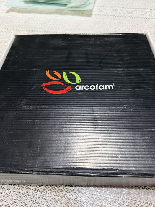 Тортовница с тарелками