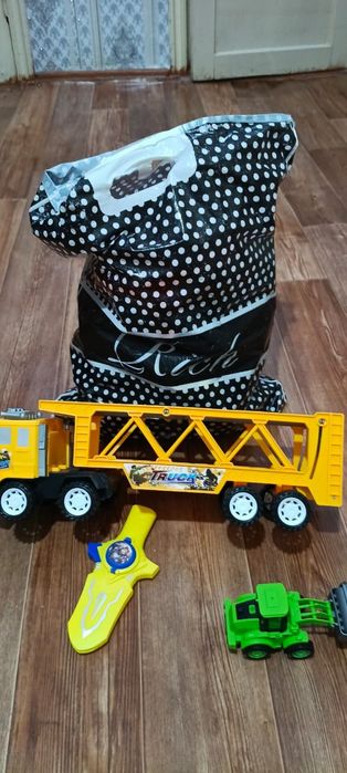 Отдам даром вещи и игрушки