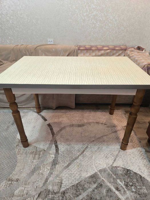 Продается стол для кухни или гостиной