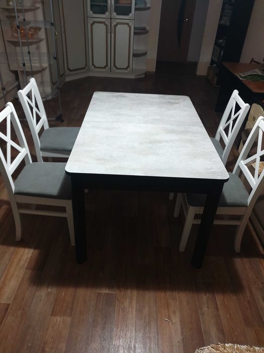 Продам  стол и 4 стула