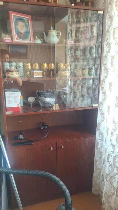 Отдам шкаф сервант