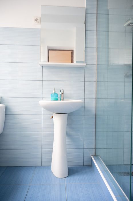 Închiriez apartament elegant, central, cu curte și intrare individuala