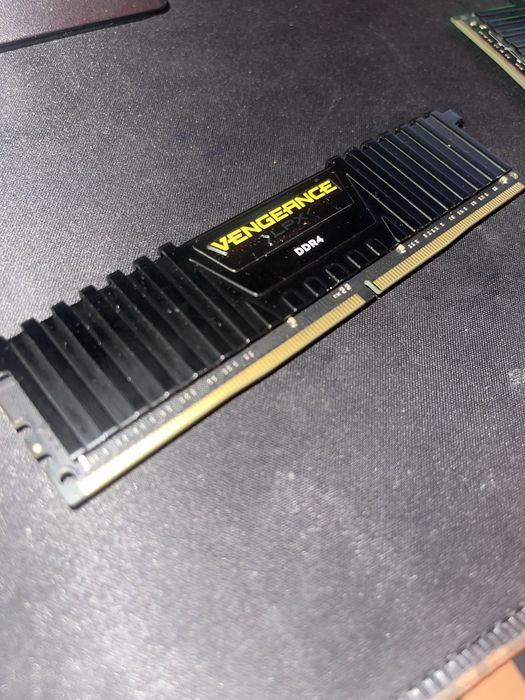 32 gb RAM ddr4 2400mhz CORSAIR VENGACE