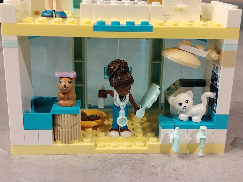 Lego Friends 41695 Clinica animalelor. Lego a fost construit o singura data si este ca nou.