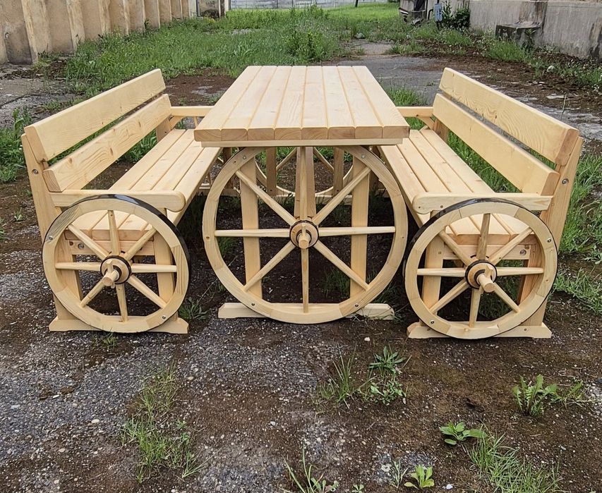 Masa cu bănci, confectionate manual din lemn