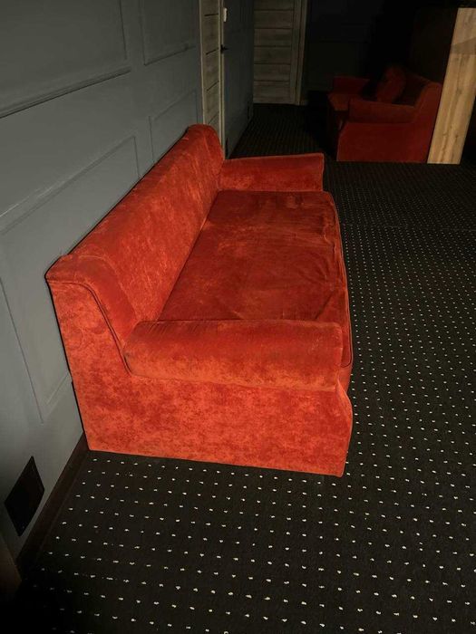 Диван и кресла красные