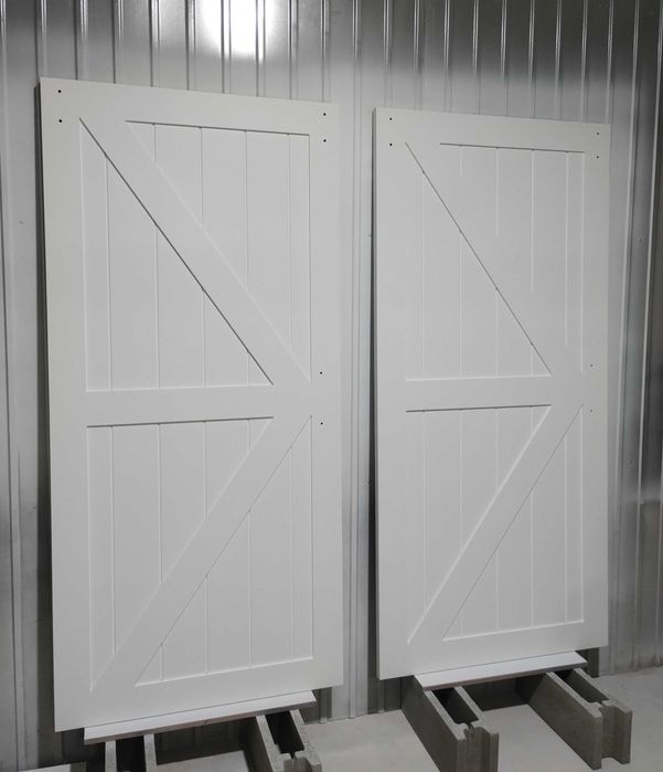 Ușă glisantă tip hambar (barn door), la comandă