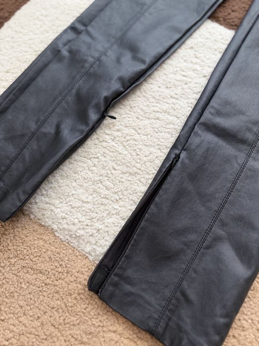 Pantaloni din piele
