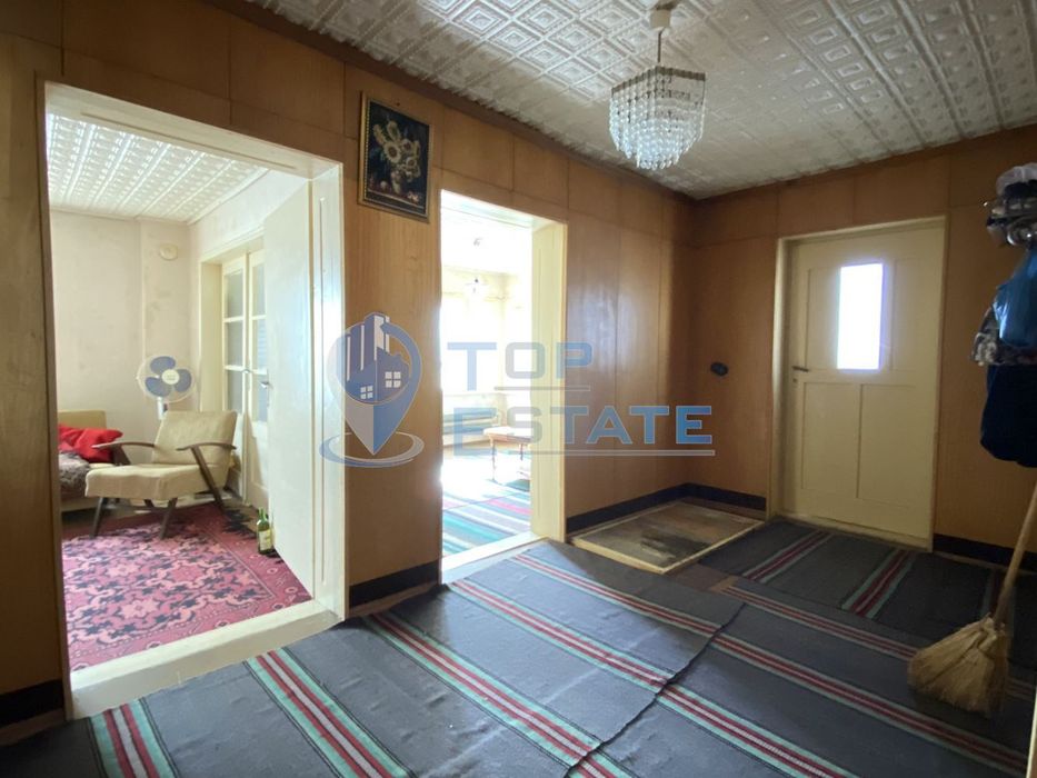 Тухлена къща с помещения за заведение и хранителен магазин в с. Нова