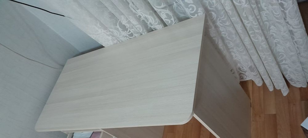 Стол с тумбочкой