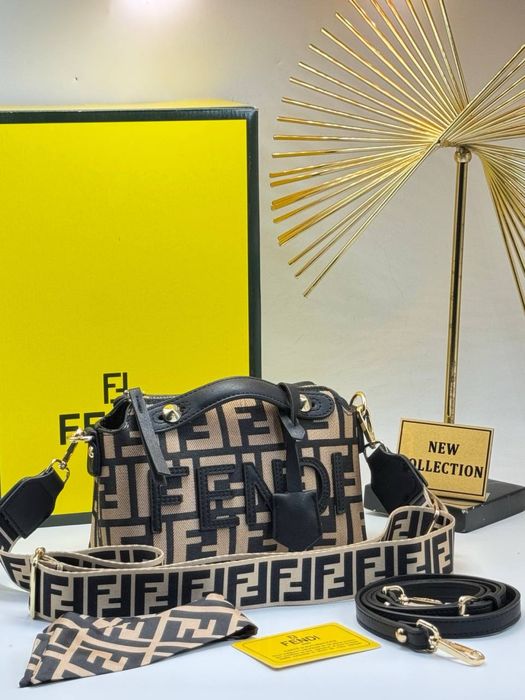 Geanta Fendi noua !!! Dimensiuni 20/15 !!!