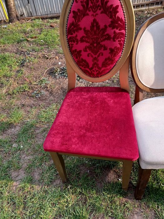 Vand scaune , mese , vesela