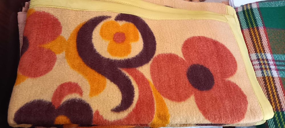 Продавам 6 бр одеала като нови, вълна и памук.