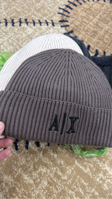 Қысқы жаңа бас киімдер сатылыды.