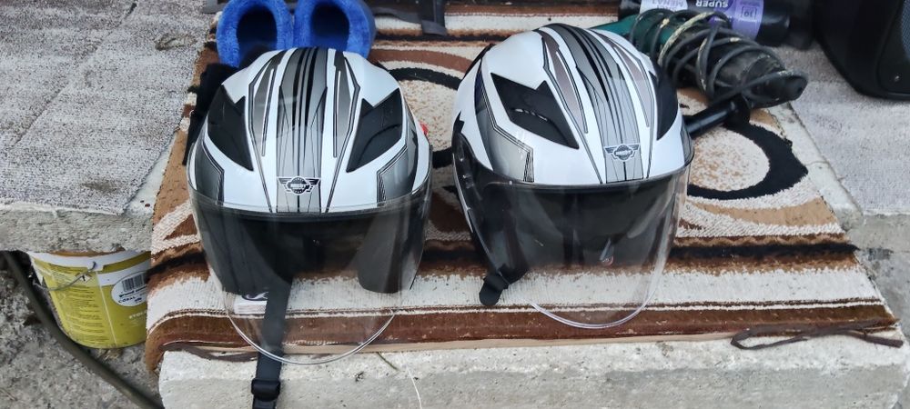 De vanzare casti moto