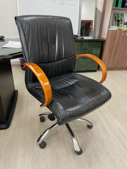 Кресло кожаное , офисное.