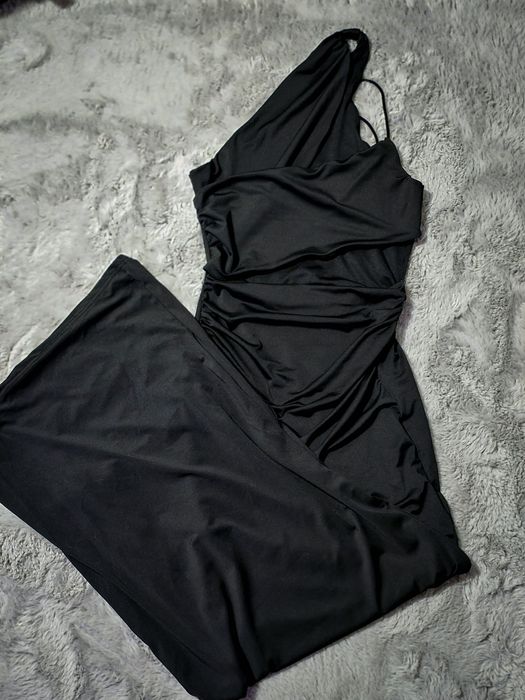 Дълга черна рокля