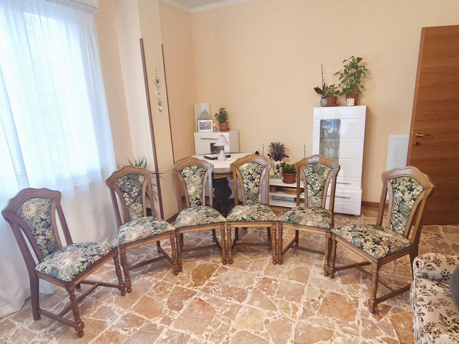 Scaune și mese din lemn masiv Italia