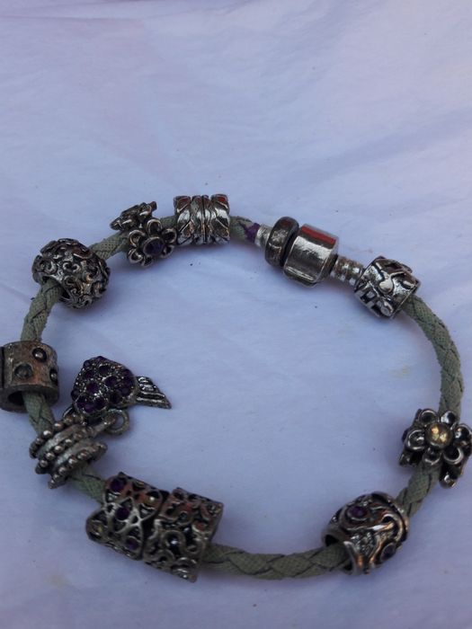 Brățară cu charmuri