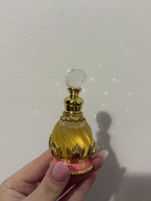 Parfum Galja tip ulei, persistent, folosit putin