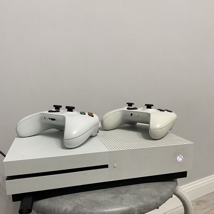 Xbox One S — 1 ТБ, 2 геймпада