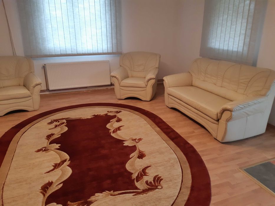 Set canapea extensibila si doua fotolii din piele crem