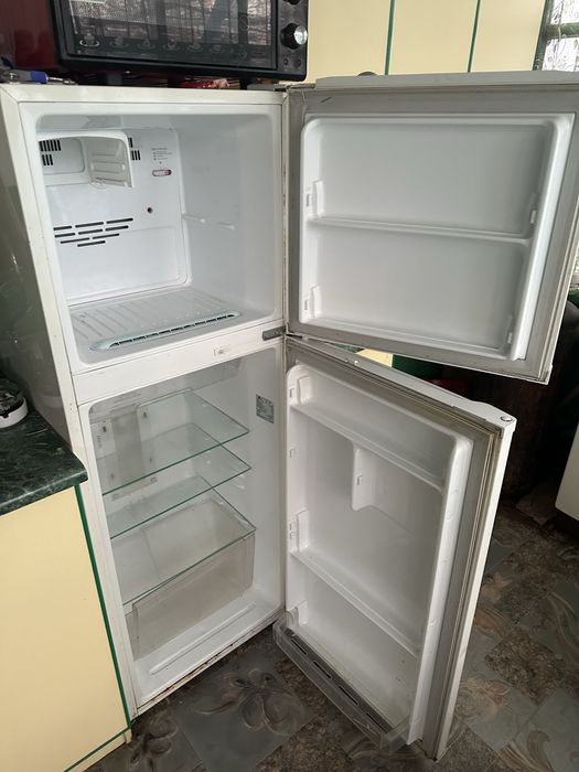 Холодильник внешне немного помят