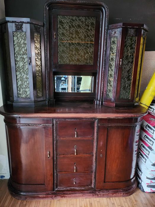 Бюфет, старинен от масивна дървесина.