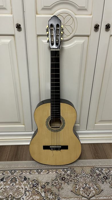 Классическая гитара с нейлоновыми струнами