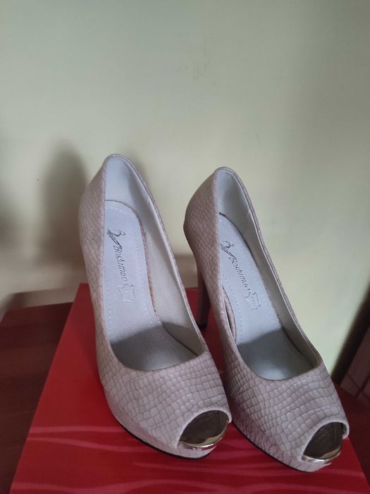 Дамски обувки на висок ток