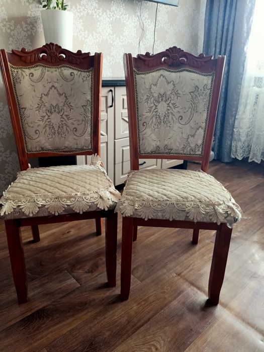 Продам раздвижной стол + стульями
