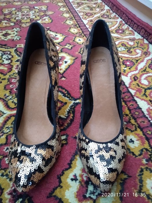 Женские туфли с пайетками