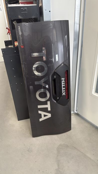 Oblon Toyota Hilux.  Bata spate Bara Fata
