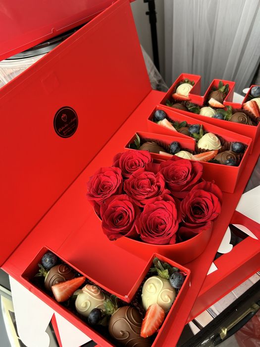 Клубника в шоколаде с цветами