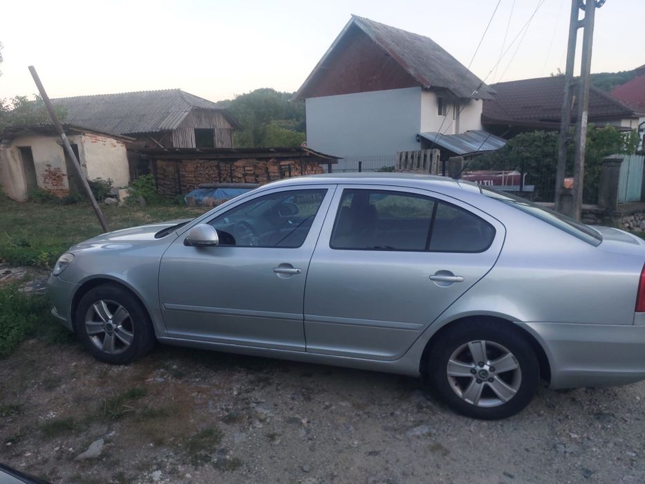 Vand Skoda octavia 2011 o (schimb cu logan pe gaz)