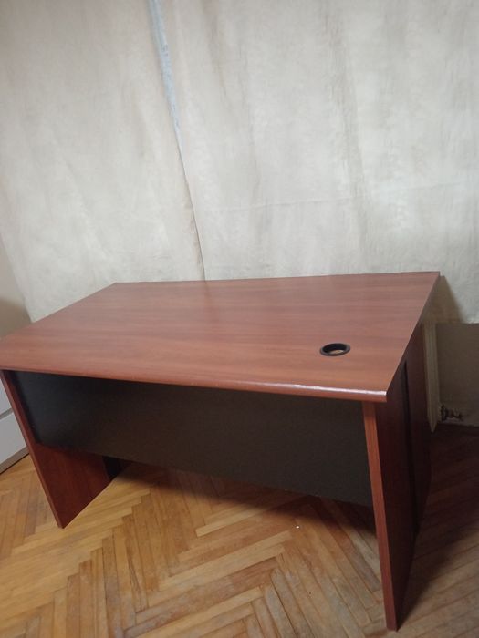 Vând birou din PAL de culoare cires
