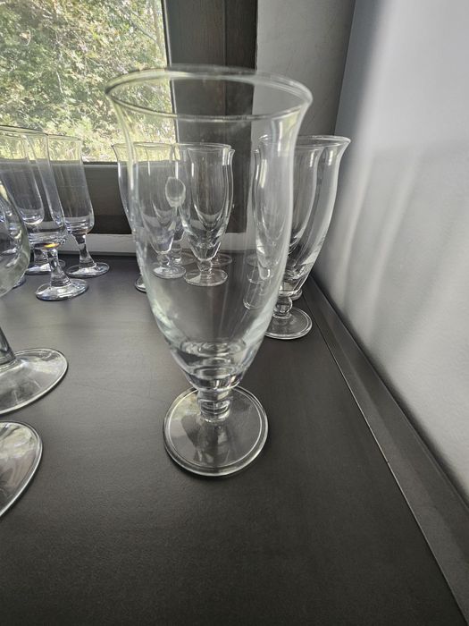 Стъклени чаши  порцеланови чинии