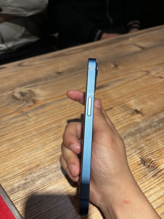 В продаже айфон 13 синего цвета, цена на день