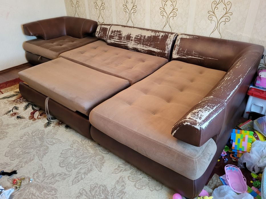 Диван продам, требуется частичный ремонт, самовывоз.