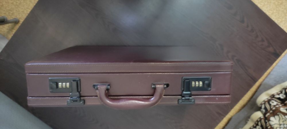 Кейс дипломат с кодовыми замками