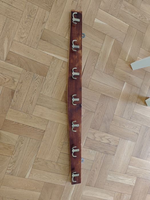 Дървена закачалка за дрехи