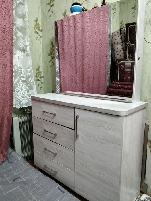 Камод с зеркалом